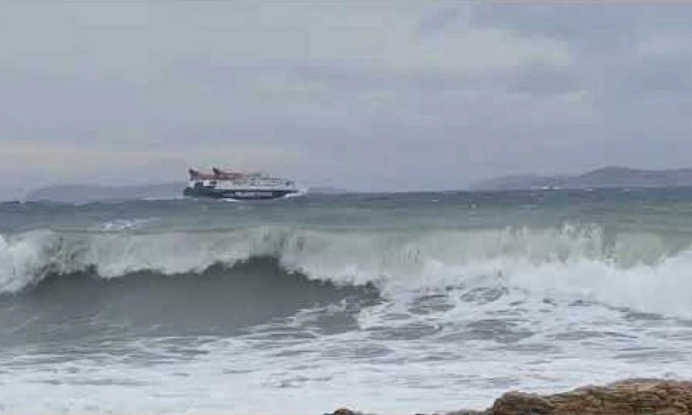 Σκόπελος: Το πλοίο "Skiathos Express" παλεύει με τα κύματα εξαιτίας της κακοκαιρίας (Βίντεο)